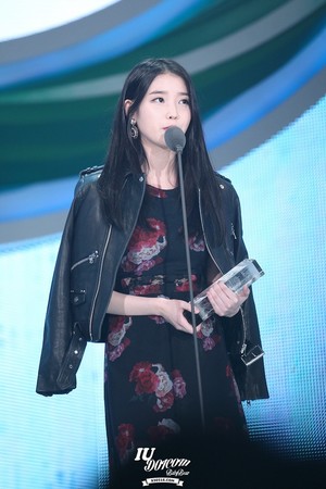  141113 IU at Melon âm nhạc Awards