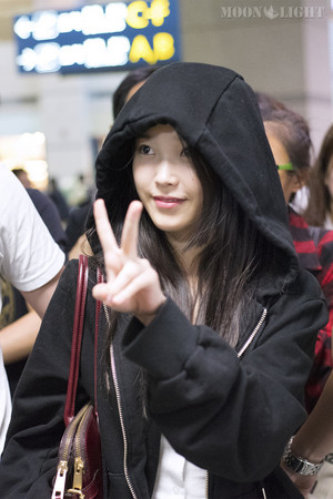 150907 IU at Incheon Airport back from ceci photoshoot in Hong Kong