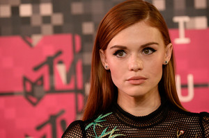  Holland Roden at the 2015 MTV Video musique Awards on August 30, 2015