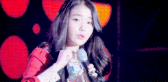  IU gracefully drinking her water and giving it to a Фан afterwards