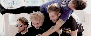  5Sos Recreate A ‘Foetus’ foto From Their Past