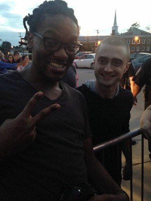  Daniel Radcliffe with fans at 'Imperium' Set. (Fb.com/DanielJacobRadcliffeFanClub)