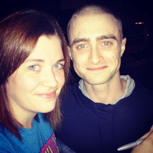  Daniel Radcliffe with fãs at 'Imperium' Set. (Fb.com/DanielJacobRadcliffeFanClub)