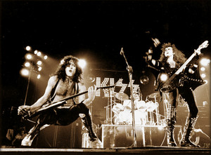  吻乐队（Kiss） ~Long 海滩 California...May 3, 1975