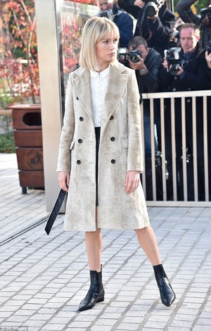  Michelle at Louis Vuitton Fashion tunjuk