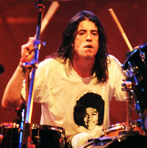  dave grohl from निर्वाना and foo fighters got his michael jackson कमीज, शर्ट on