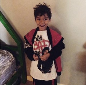  michael jackson's nephew taryll jackson's son bryce jackson wears a 셔츠 of michael jackson