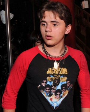  michael jackson's son prince jackson wears a 衬衫 of michael jackson