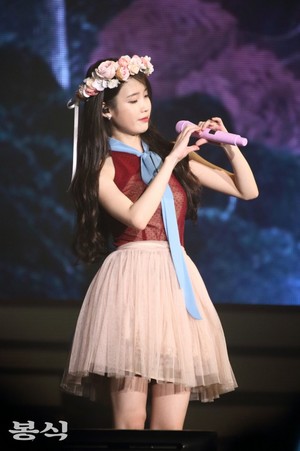  151122 iu 'CHAT-SHIRE' concierto at Seoul Olympic Hall