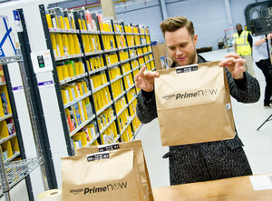  Olly Murs Delivers Gifts For амазонка Prime Now