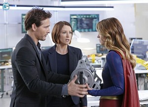  Supergirl - Episode 1.04 - How Does She Do It - Promo Pics