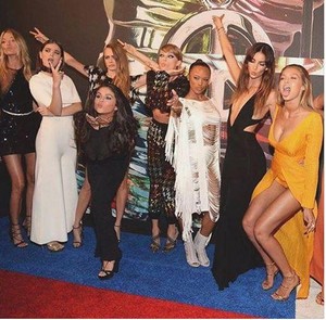 taylor schnell, swift selena gomez and girl squad 2015 vmas