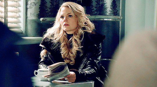http://images6.fanpop.com/image/photos/39100000/Emma-Swan-once-upon-a-time-39127449-540-300.gif