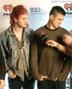  Malum grooming each other