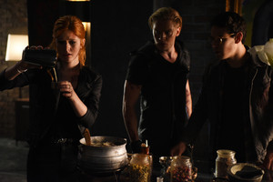  'Shadowhunters' 1x06 Of Men and ángeles (stills)