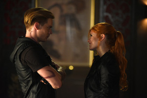  'Shadowhunters' 1x06 Of Men and anges (stills)