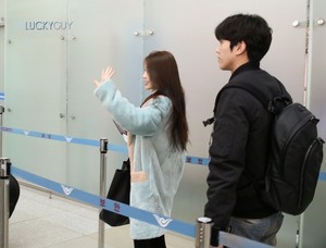  160109 아이유 at Incheon Airport Leaving for Taiwan