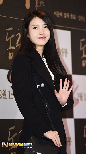  160204 आई यू attended the VIP premiere movie of 'DongJu'