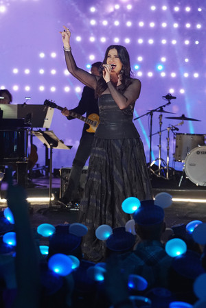 Idina Menzel Performs ‘Let It Go’ at Disney California Adventure