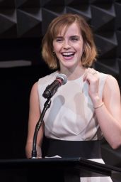  Emma In HeForShe Magenta for International Women's 일 on March 8, 2016 in New York City.