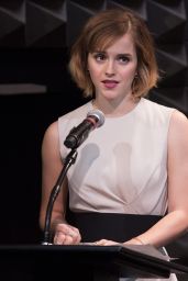  Emma In HeForShe Magenta for International Women's ngày on March 8, 2016 in New York City.