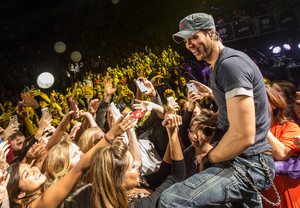  Enrique Iglesias with những người hâm mộ