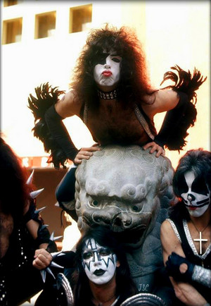  kiss ~Hollywood, California…February 24, 1976 (Graumans Chinese Theater)
