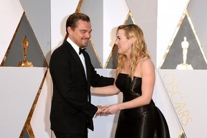  Leonardo DiCaprio & Kate Winslet Reunite On The 2016 Oscars Red Carpet