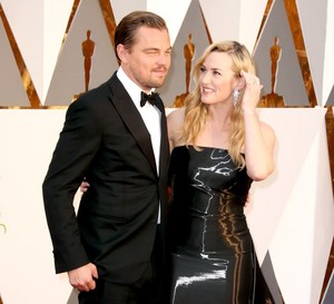  Leonardo DiCaprio & Kate Winslet Reunite On The 2016 Oscars Red Carpet