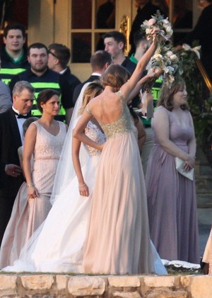  Taylor तत्पर, तेज, स्विफ्ट Maid Of Honor at Her Best फ्रेंड्स Wedding