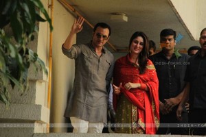  saif kareena gestures after their marriage