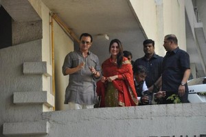  saif kareena gestures after their marriage