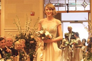  taylor nhanh, swift s emotional maid of honor speech at best friend s wedding