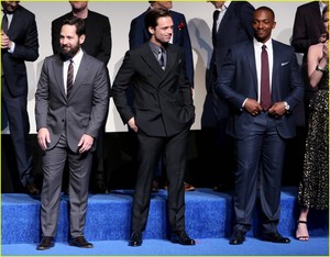  Cast Rep Team ٹوپی at 'Civil War' Premiere