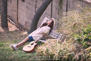  Eunji strums her violão, guitarra for bright 'Dream' teaser images!