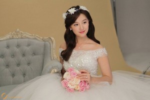 Kim Ji Won becomes a young bride in behind-the-scenes cuts for jewelry brand 'Mollis'