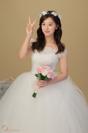 Kim Ji Won becomes a young bride in behind-the-scenes cuts for jewelry brand 'Mollis'
