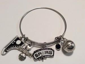  Spurs Charmed Bracelet created سے طرف کی the2randies.etsy.com