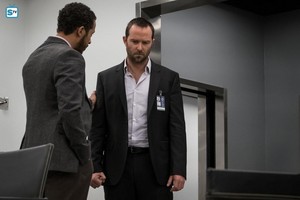  Blindspot- Episode 1.23 - Why Awaits Life's End (Season Finale) - Promotional चित्रो