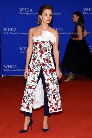  Emma Watson attedns 102nd White House Correspondents' Association makan malam on April, 30