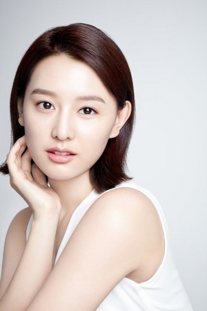  Kim Ji Won makes te envy her perfect skin with 'Dr.G' shoot