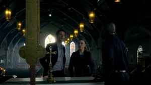  Lucifer 1x09 "A Priest Walks Into a Bar" Screencaps