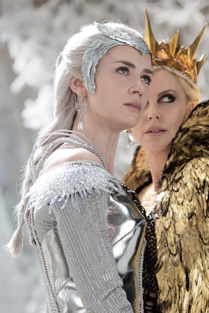  Queen Freya (Emily Blunt) and Queen Ravenna (Charlize Theron) in ‘’The Huntsman:Winter’s War