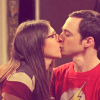  Sheldon and Amy ciuman
