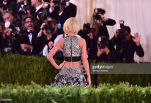  Taylor veloce, swift at MET Gala 2016