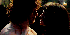  Jamie and Claire kiss-2x8