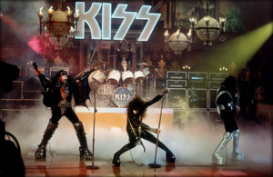  吻乐队（Kiss） ~Hollywood, California…October 20, 1976 (Paul Lynde 万圣节前夕 Special)
