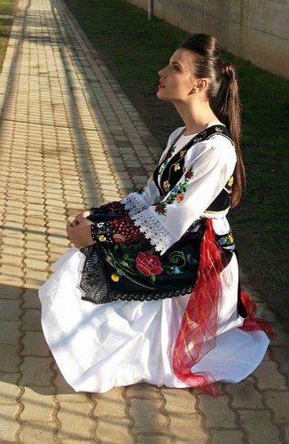 Traditional-Albanian-Costumes-traditional-clothing-of-albanians-39619570-326-500.jpg