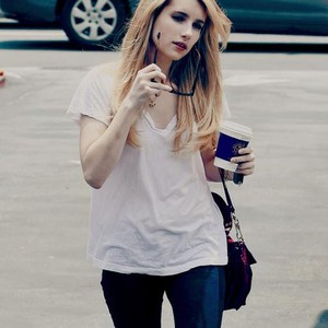  emma roberts no place like inicial 03