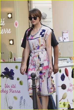  Dakota Johnson Shops in Paris During 'Fifty Shades' Down Time!